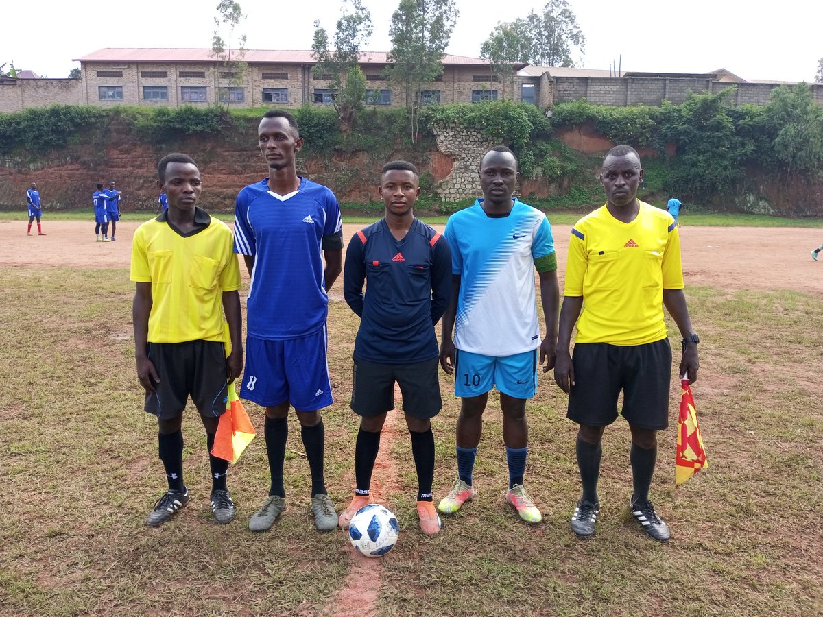 NyanzaDistrict's tweet photo. Ku kibuga cya Nyanza TSS mu murenge wa Kigoma hari kubera imikino ya nyuma y'Amarushanwa Umurenge Kagame Cup mu mupira w'amaguru. Mu bagore Muyira iri gukina na Busoro naho mu bagabo, Kigoma iri gukina na Muyira. Umuyobozi w'Akarere @Erasmen ni we mushyitsi mukuru. @NadineKayites https://t.co/hsEkqpLdkm