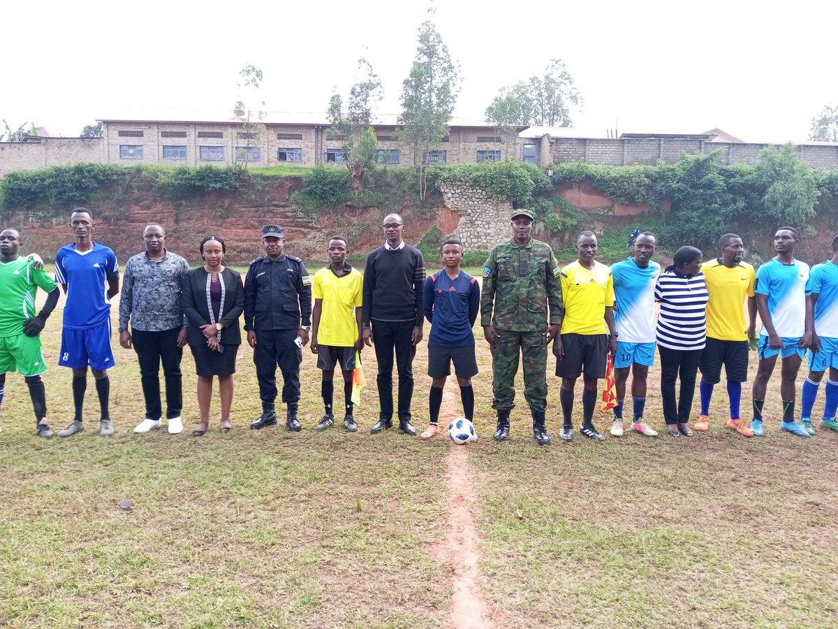 NyanzaDistrict's tweet photo. Ku kibuga cya Nyanza TSS mu murenge wa Kigoma hari kubera imikino ya nyuma y'Amarushanwa Umurenge Kagame Cup mu mupira w'amaguru. Mu bagore Muyira iri gukina na Busoro naho mu bagabo, Kigoma iri gukina na Muyira. Umuyobozi w'Akarere @Erasmen ni we mushyitsi mukuru. @NadineKayites https://t.co/hsEkqpLdkm