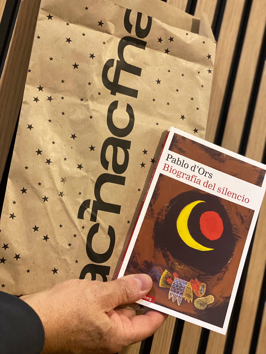 lauracanhadas's tweet photo. Hoy he decidido compartir una joya literaria con una de las personas más importantes en mi vida, mi padre @nonodigu . Le he regalado #BiografiaDelSilencio de mi admirado @pablo_dors , uno de esos libros que te hacen reflexionar 🫶🏻. ¡La belleza del silencio, plasmada en palabras! 📚 #RegalosLiterarios #MomentosInolvidables 🎁💖