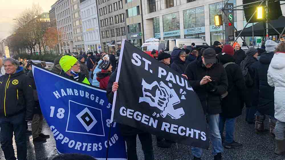 Evangelische's tweet photo. Wie sagt man so schön? In den Farben getrennt, in der Sache vereint – bei der Demo gegen rechts in Hamburg.🖤🤍💙🤎🩶
#HamburgStehtAuf #gegendieAfD #GegenNazis @HSV @fcstpauli https://t.co/dvghrFPO68