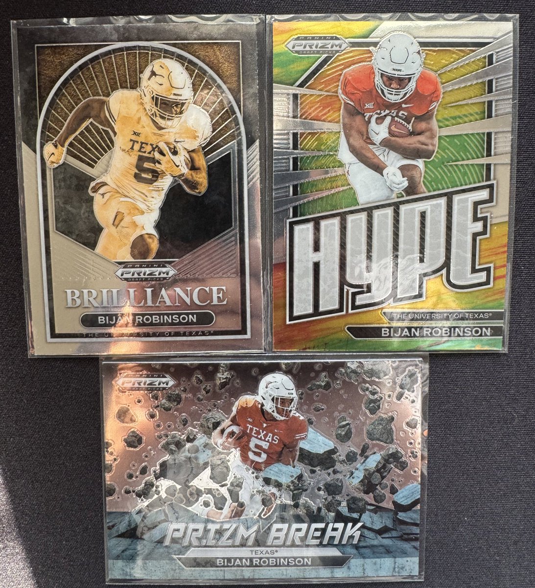 FRIDAY FUNDAY ONE-DAY GIVEAWAY! As a thank you to all my Texas family out there for the support 🤘🏽 TWO random winners who are following+ retweets + likes this post will get to choose three cards each. JT /75 Worthy aqua /299 Whitt refractor 1st Bijan inserts #hookem
