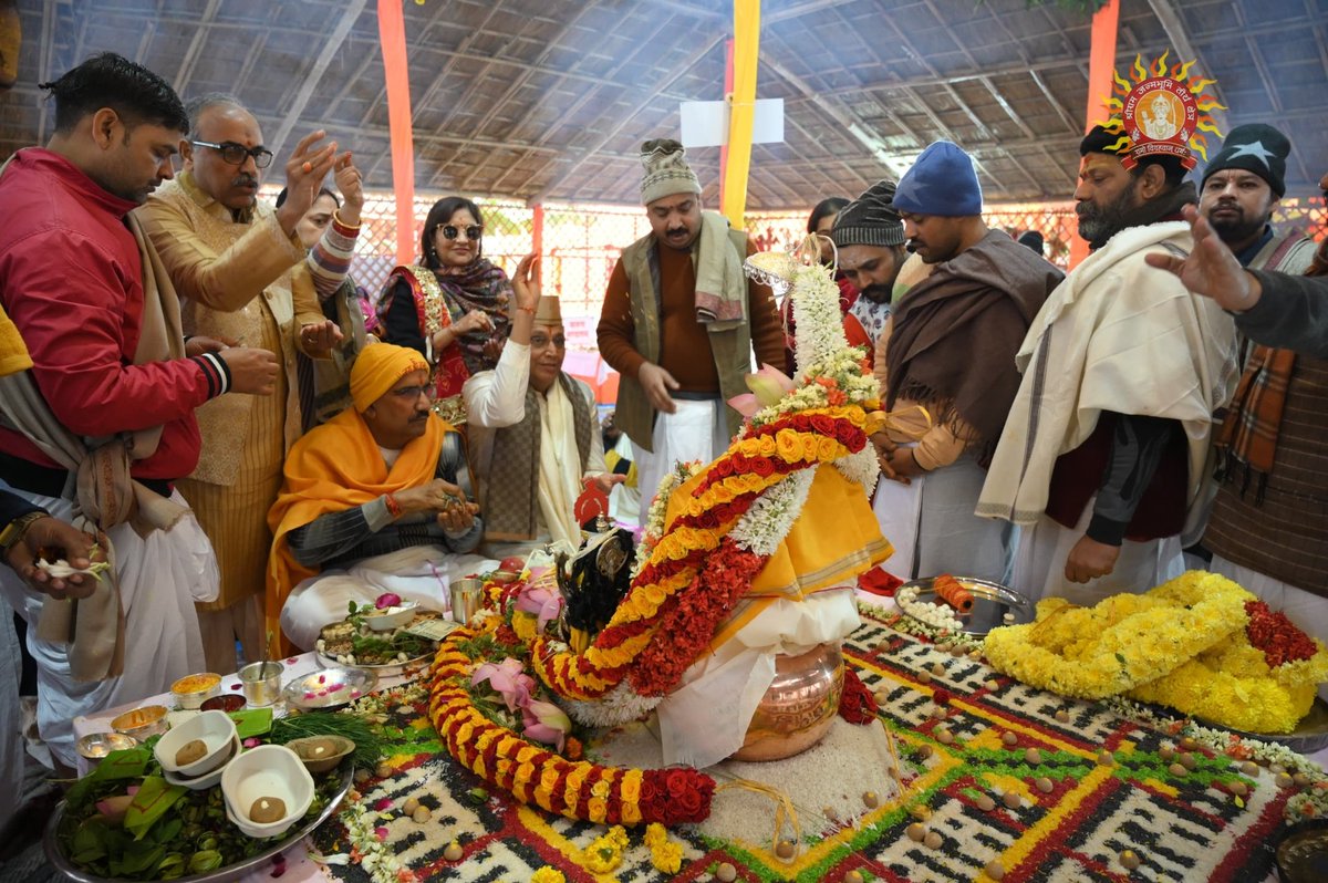 ShriRamTeerth's tweet photo. शुक्रवार को श्री रामजन्मभूमि स्थित श्री राम प्रतिष्ठा कार्य के अन्तर्गत अरणि से प्रकट अग्नि की नवकुण्डों में स्थापना हुई। हवन का कार्य भव्यता से हुआ। 

वेदपारायण, रामायणपारायण सुश्राव्य हुआ। मण्डप में राजा श्री राम‌भद्र की रचना अत्यंत आकर्षक थी। उसमें सपरिवार रामजी की स्थापना एवं पूजा हुई। सायं पूजन एवं दिव्य आरती हुई।

कल शनिवार को नित्य पूजन, हवन, पारायण आदि कार्य, प्रातः शर्कराधिवास, फलाधिवास, प्रासाद का 81 कलशों में स्थित विविध औषधियुक्त जल से स्नपन, प्रासाद का अधिवासन, पिण्डिका अधिवासन, पुष्पाधिवास, सायंकालिकपूजन एवं आरती होगी।