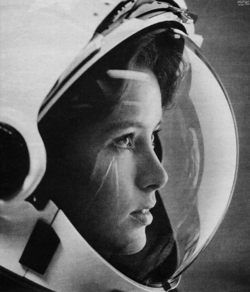 Rainmaker1973's tweet photo. NASA astronaut Anna Fisher became the first mother to fly in space in 1984 on mission STS-51-A.

This iconic image was published on the cover of LIFE magazine in 1985. https://t.co/f3vPmHFSze