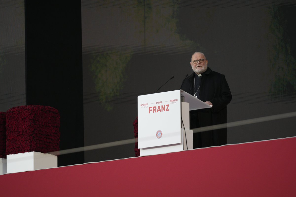 FCBayern's tweet photo. Kardinal Reinhard Marx spricht abschließend ein Gebet und richtet Grüße von Papst Franziskus aus, der im Gebet mit allen Trauernden verbunden ist. https://t.co/SzKTJRNoeF
