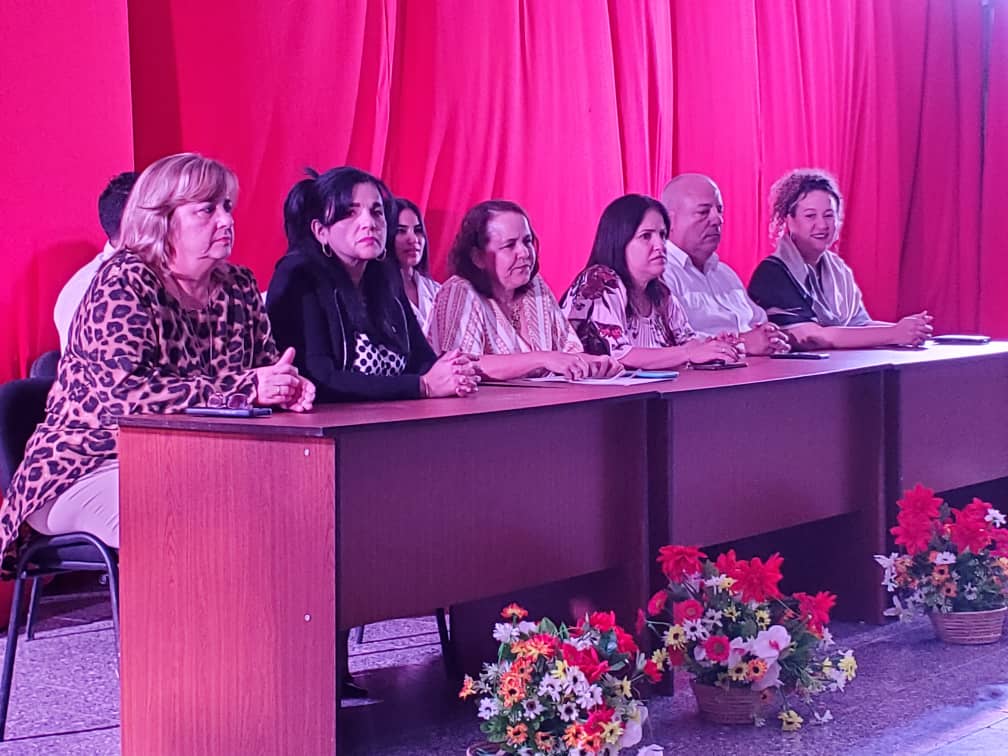 YolexiRdguez's tweet photo. Seguimos de graduaciones en #Cienfuegos, hoy con las especialidades de salud.
#CienfuegosVaPorMás. https://t.co/LqdSeBDDea