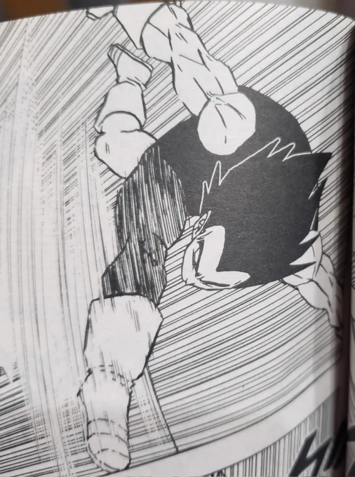 ベタの塗り忘れはいろんな漫画で見られることなんで全然いいんですが
そのせいでベジータさんの左足が素足に見えていい感じにキショいっす(笑) 