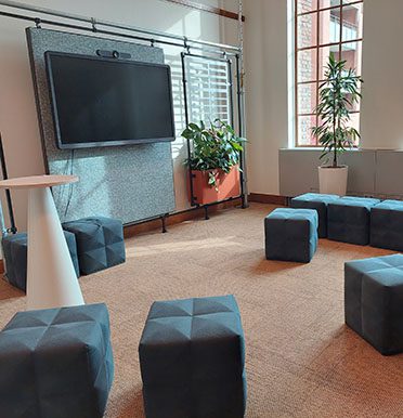 ProRail heeft maar liefst 40 vestigingen, meer dan 4.100 medewerkers die regelmatig op projectlocaties werken en 865 BHV’ers. Hoe gaat deze organisatie om met bedrijfshulpverlening en hybride werken? Dat lees je hier! bit.ly/4289TAc #bhv #dvdbhv #prorail