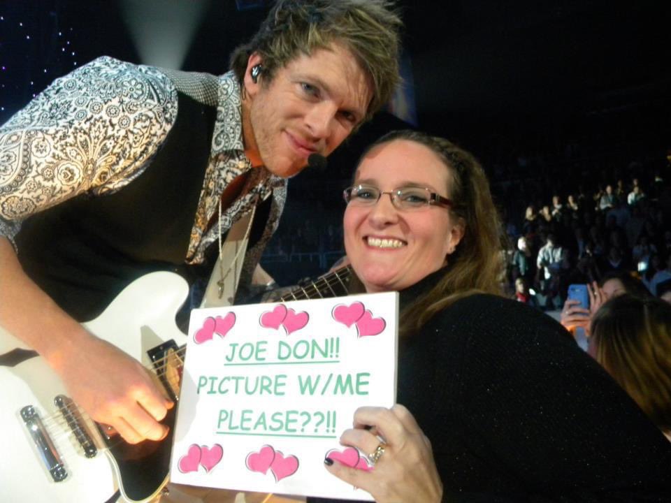 Ddona11's tweet photo. @JoeDonRooney I’m going to a concert tonight to forget about everything for a few hours. Wish it was a @rascalflatts concert, but I have a feeling that’s coming soon. Gotta get my sign outta retirement! 🙏🤞🥹 One day at a time JDR, you’re doing just fine 💕 https://t.co/UtrGDzhHER