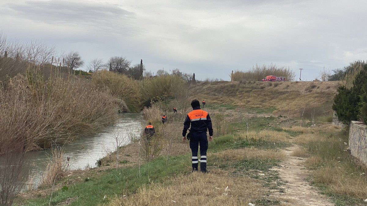 EmergenciasMur's tweet photo. 10 efectivos de Protección Civil del @AytoMurcia se incorporan a las labores de búsqueda, tras solicitud de @AytAlcantarilla.

Estamos coordinados por @pcalcantarilla1 y @policia, responsables del operativo. https://t.co/ulk85FsxON