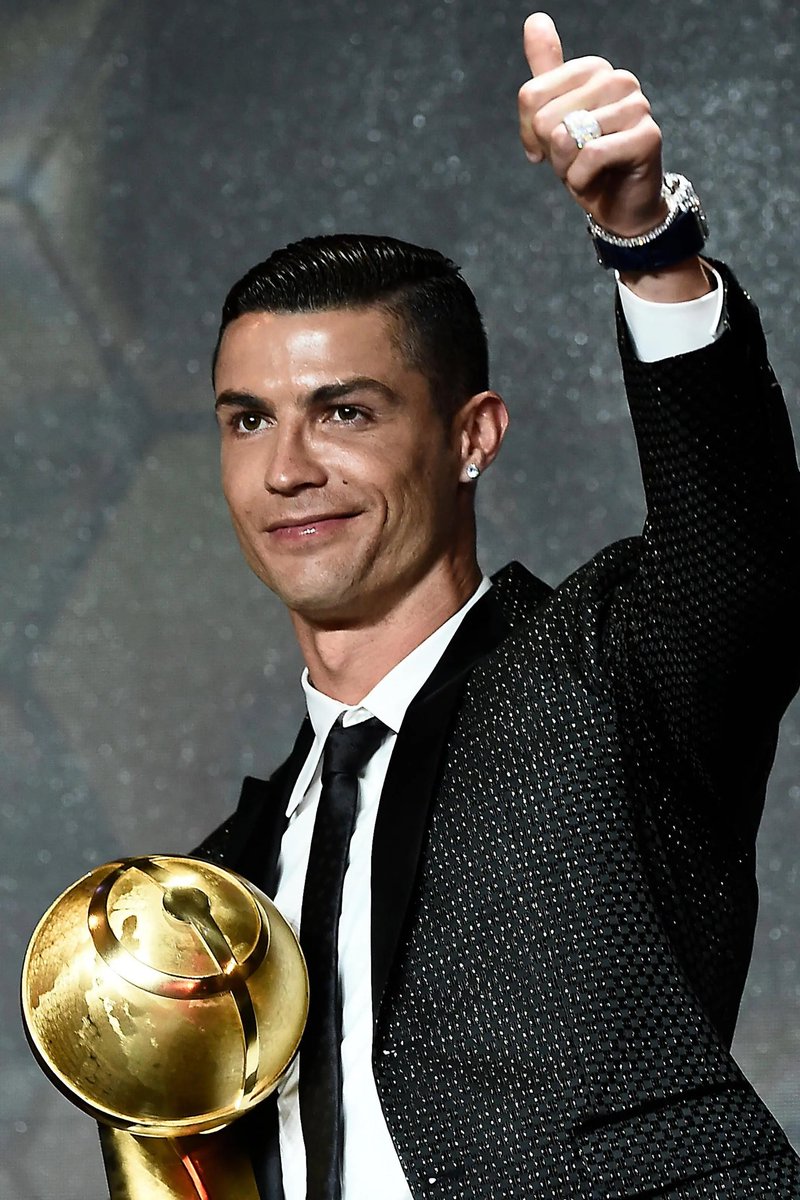 ElInmortal____'s tweet photo. Cristiano Ronaldo (a 20 días de los 39 años) es el ganador del Globe Soccer Award a máximo goleador mundial 2023.

Unos se ganan los premios en el campo.

A otros se los regalan desde las Instituciones.

🐐 https://t.co/TLdie13IjX