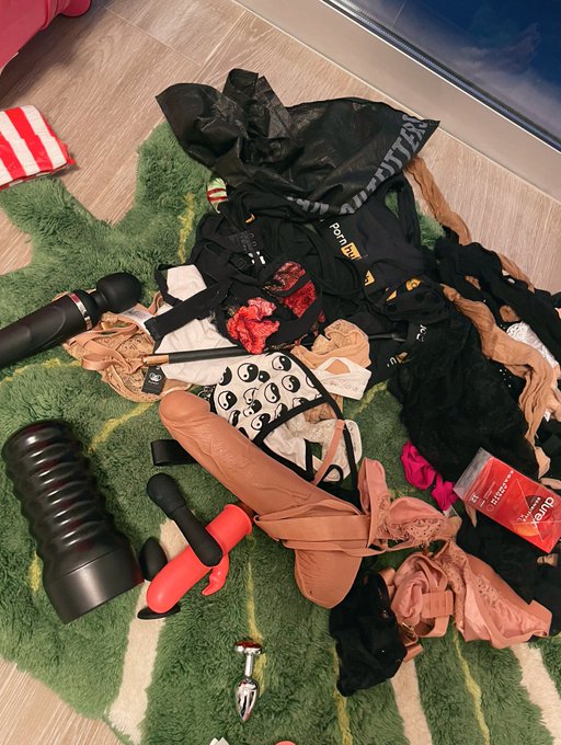 Josh just let two maintenance dudes into my room without me knowing&hellip;   this is what they will have seen<a href="/tag/mvsales"class="tags"><span>#mvsales</span></a>