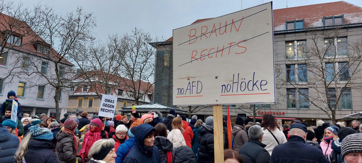 Demo für #AfD-Verbot in #Erlangen. Der Hugenottenplatz platzt aus allen Nähten. Ein klares Zeichen gegen Rechts. @BR24