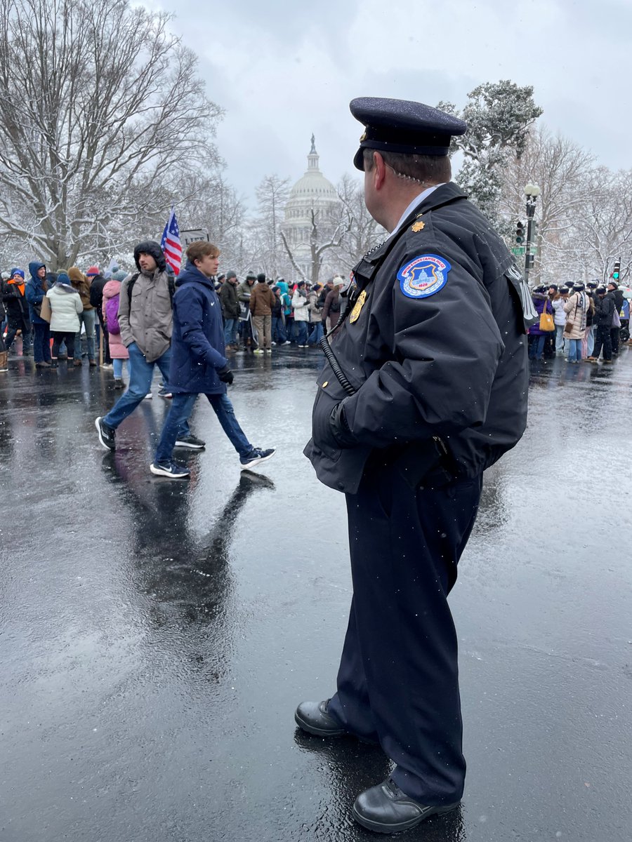 Snow or shine, our USCP officers work hard every day to protect and serve all who visit Capitol Hill! ❄️☀️