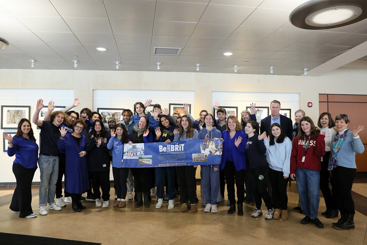 BeLikeBrit's tweet photo. A HUGE thank you to @EagleHillSchool for going #BlueForBrit today and for raising over $800 for BLB. How amazing is it that Karen Fisher-Dickmann from @LynnUniversity was there and joined EHS by going #BlueForBrit- just Fabulous!!!! https://t.co/vCH0ToYWWm