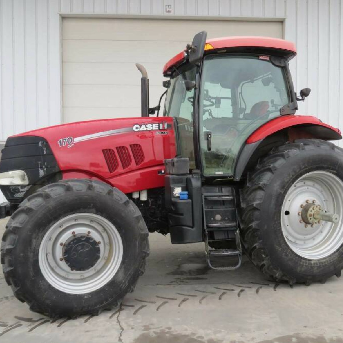 EquipmentTrader's tweet image. Unleash the power with the reliable 2013 CASE IH Compact Tractor PUMA 170 CVT! 🚜 💪 This red beauty  is the ultimate helper. Click to make the smart choice today ⬇️

brnw.ch/21wGffP

#EquipmentMastery #EfficientFarming #OwnTheBest