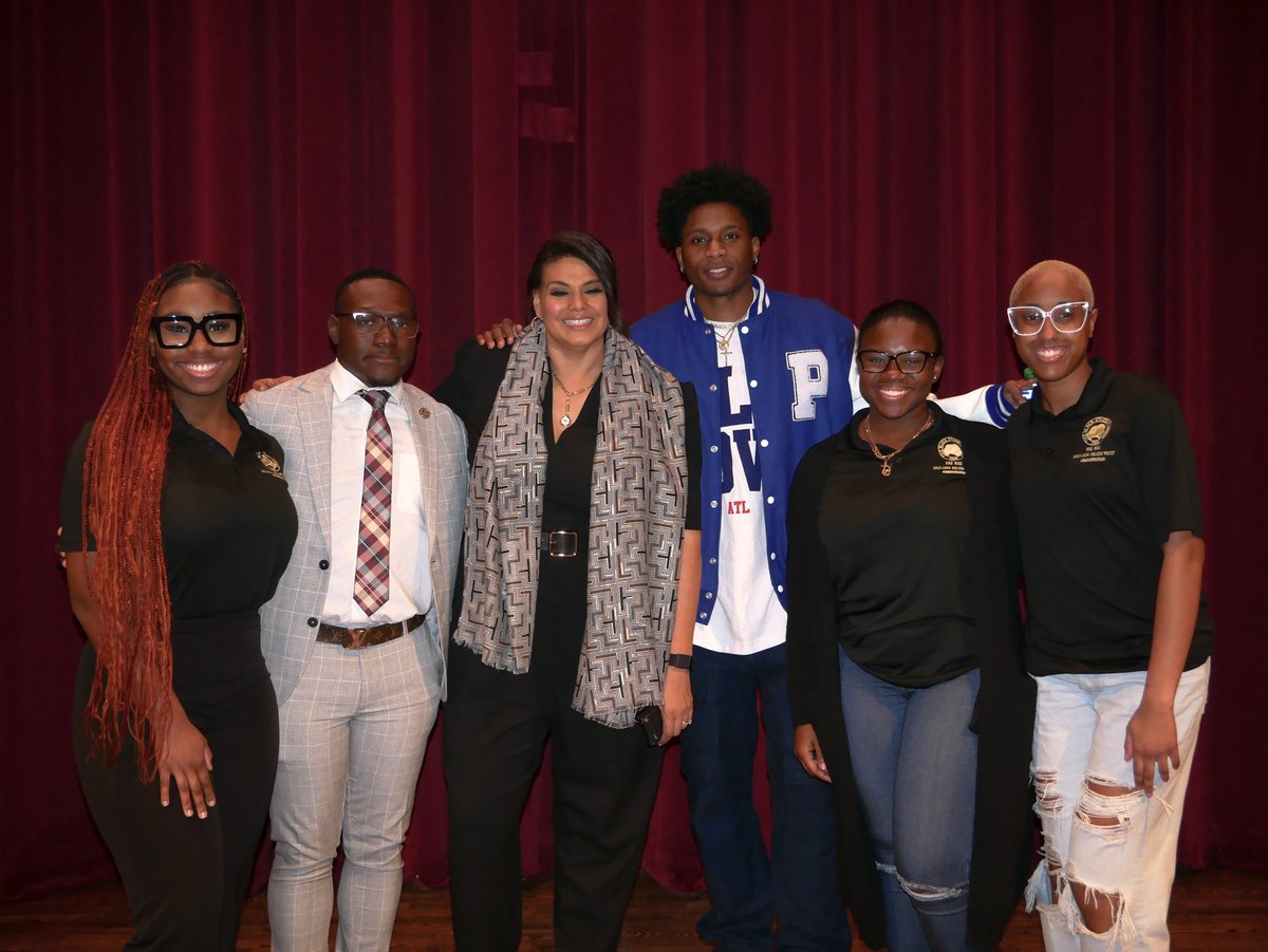 FSUDSA's tweet image. An unforgettable night at FSU&apos;s Golden Torch Lecture Series with a great conversation with actor Da’Vinchi and CNN anchor Sara Sidner! Congrats to Danelle Bernten and Jasani Robinson for being FSU&apos;s MLK Book Stipend Award recipients. #FSUMLKWeek Read more: fla.st/PA80NQ1G