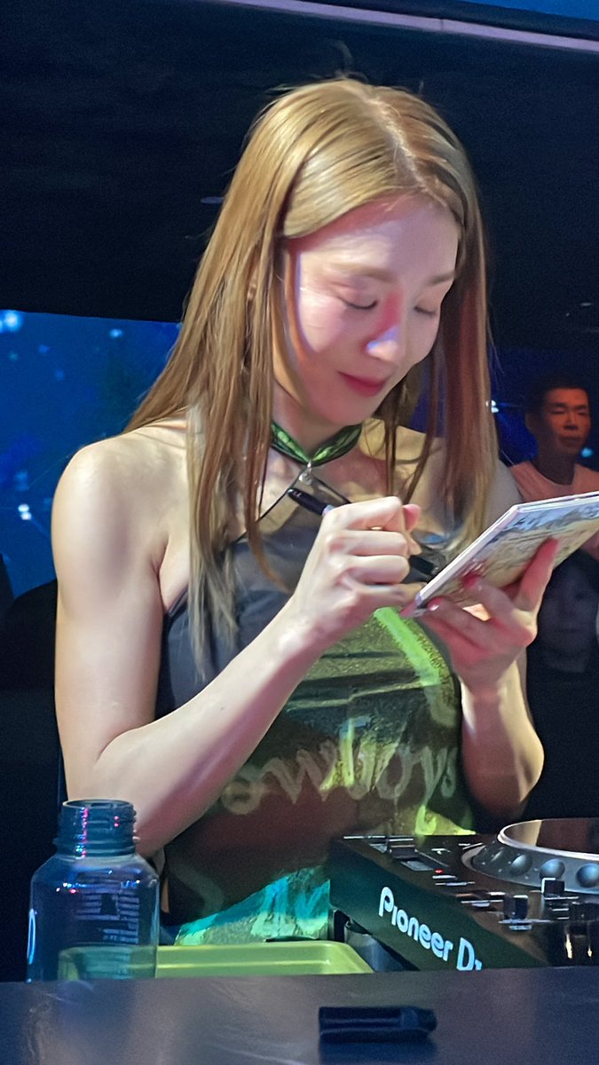 SoshiTaeNy's tweet photo. Hyo signed my album! 😭 thank you for the amazing night 🩷 @Hyoyeon_djhyo #djhyo #hyoyeoninsingapore look at us struggling 😂 https://t.co/W8BqcwONRm