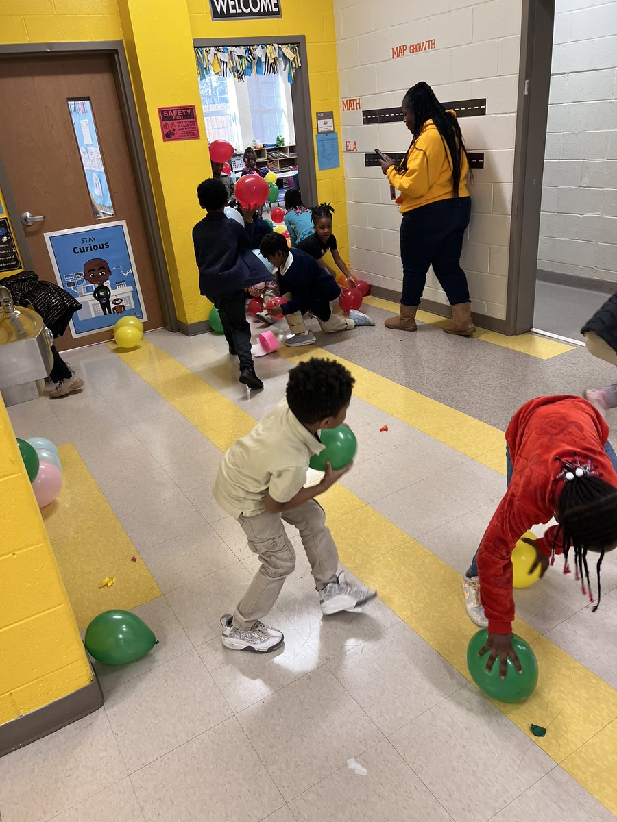 APSHumphriesES's tweet photo. Can YOU get 100 balloons into the classroom in just 100 seconds?! It’s not easy, but it sure was fun! #happy100thdayofschool (we know it’s really just day 99, but our students and teachers had plans!) https://t.co/Ld22ySweAV