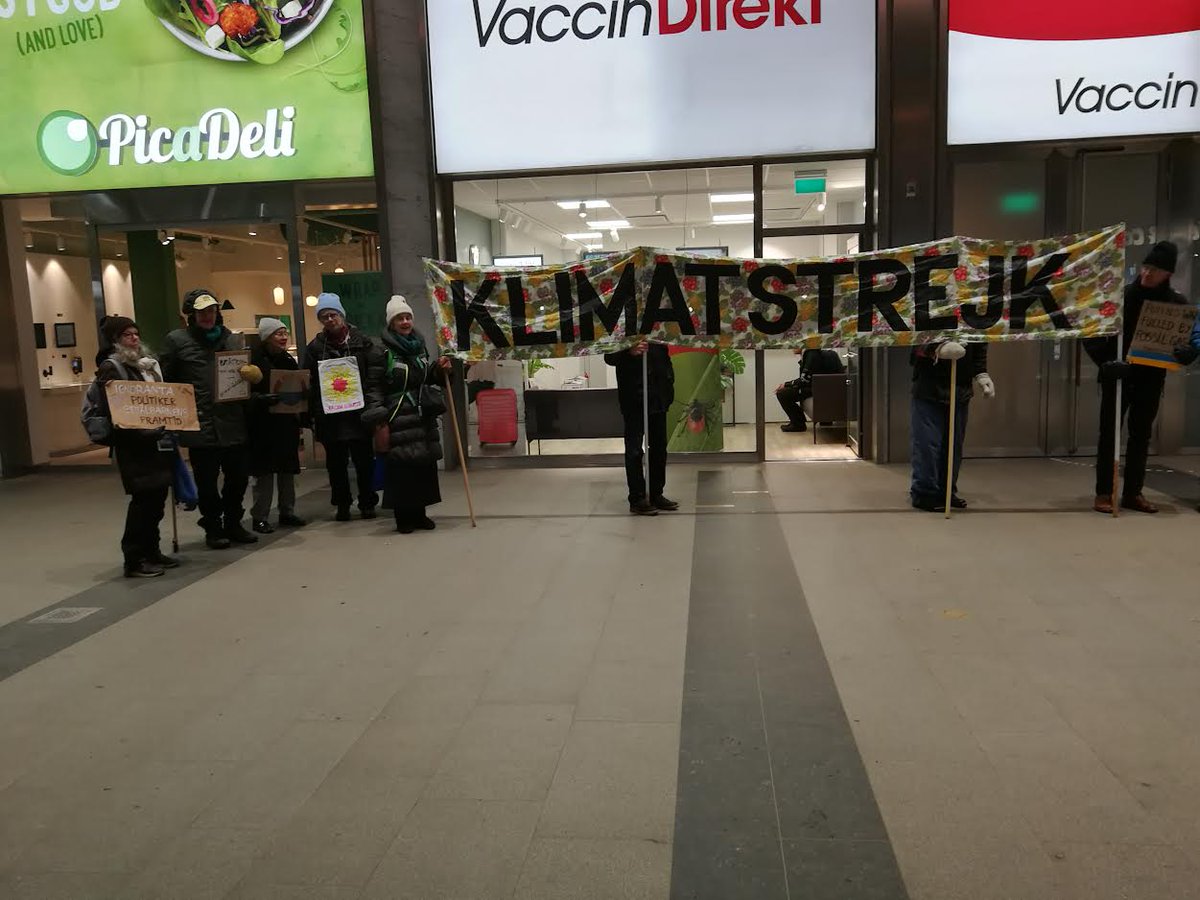 #FridaysForFuture #ClimateStrike i Göteborg på Gustaf Adolfs torg den 19 januari. Avslutas med en runda i Nordstan med plakat, banderoll och sång. @FFF_goteborg