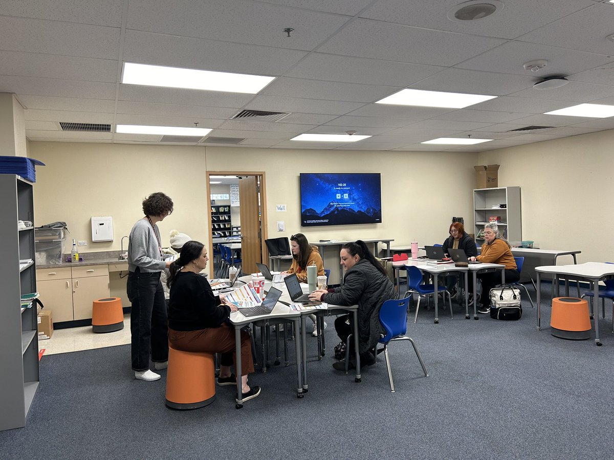 GLDDbacks's tweet photo. This week, our teachers participated in a differentiated PD. They chose from small group instruction implementation, using the public library’s free resources, to using @PearDeck, @nearpod, and @Seesaw! Was a hit with our staff! https://t.co/jDuQ1roi18