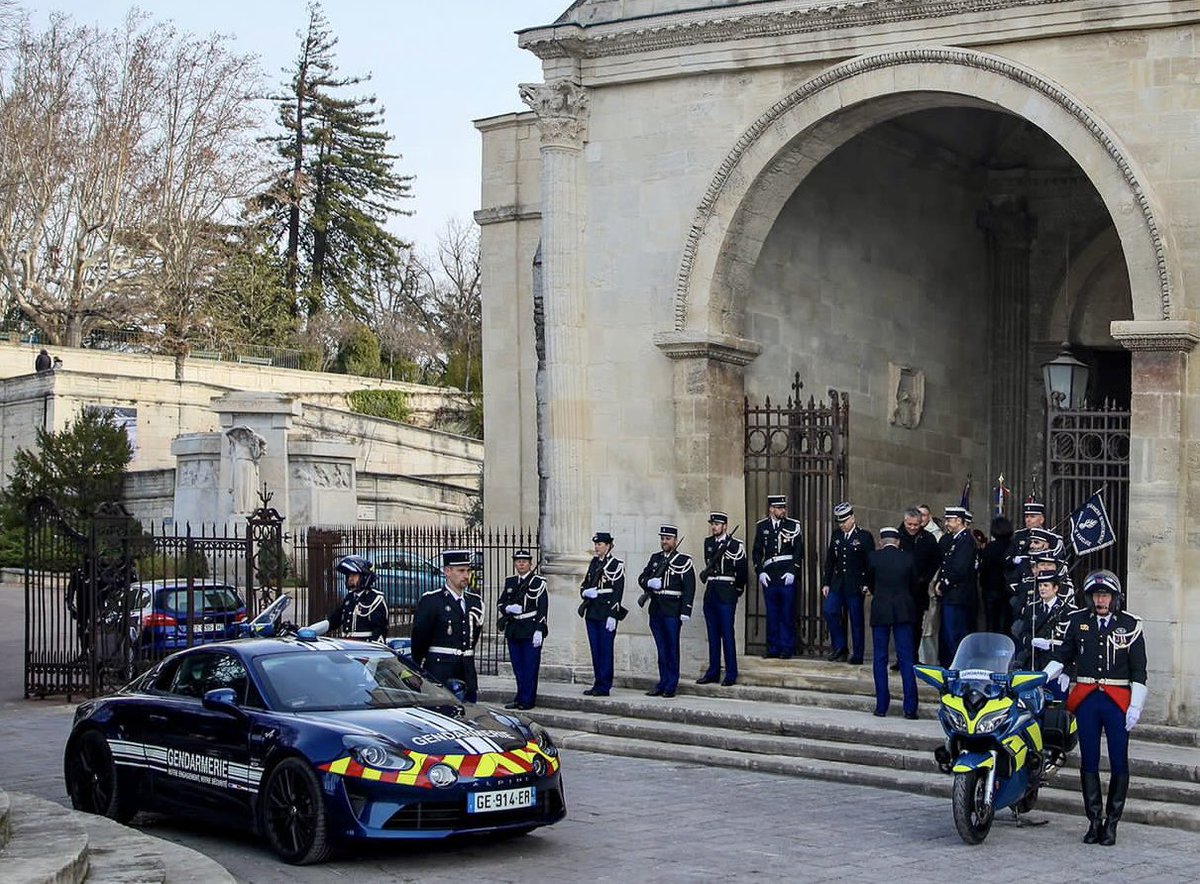 Gendarmerie_084's tweet photo. Ce jour, le #Ggd84, la compagnie d’#Avignon et l’EDSR de #Vaucluse ont célébré Sainte-Geneviève, patronne de la #Gendarmerie, en présence d’autorités civiles et militaires, et de la préfète de #Vaucluse qui a salué l’engagement des 1️⃣2️⃣0️⃣0️⃣ gendarmes et réservistes du département https://t.co/3XM15iA11K