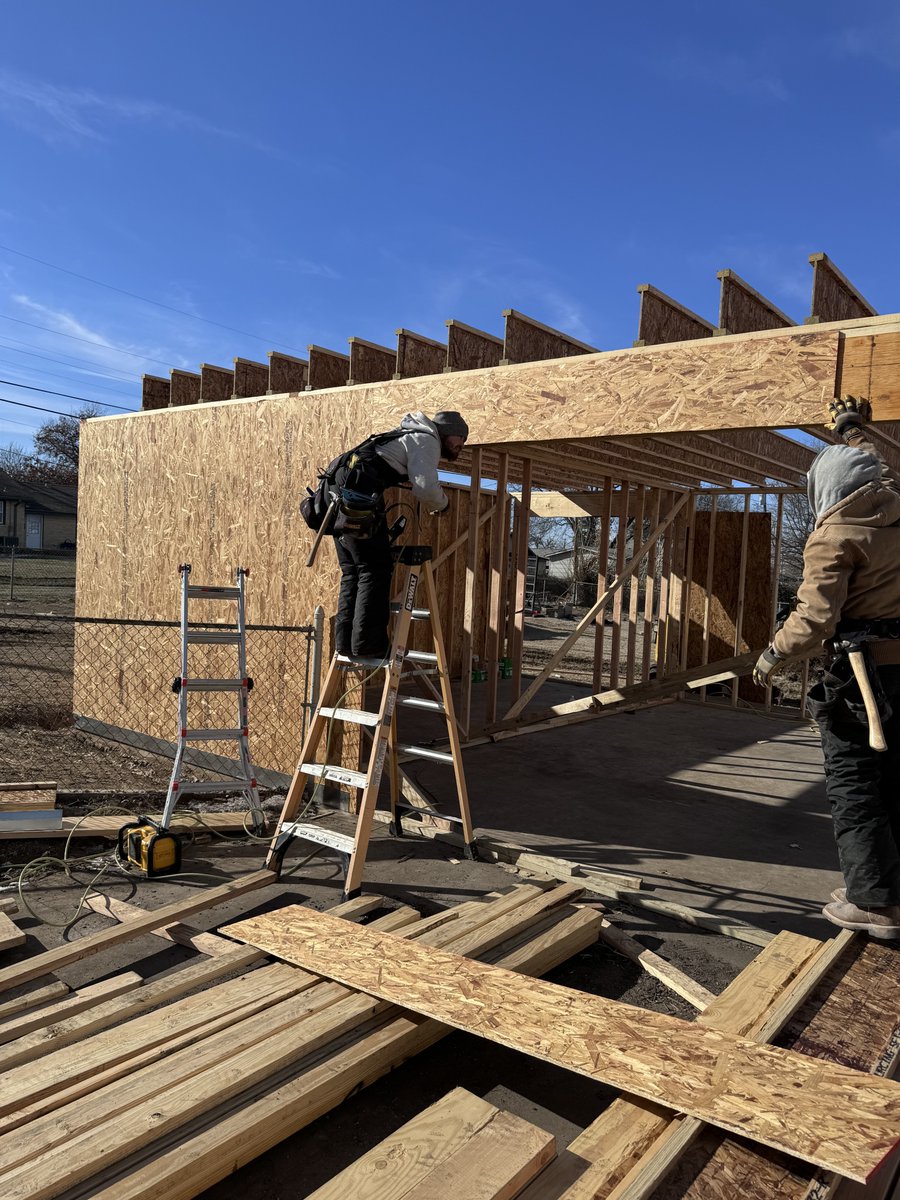 FixedRemodeling's tweet photo. Everything is taking shape over here #tulsaremodelingcontractors #tulsaoklahoma #tulsaremodeling #groundupconstruction #garage #fixedconstructionandremodeling #newgarage #outwiththeoldinwiththenew #coldweather #fixed2024 #sapulpaoklahoma #sapulpa #barebones #smallbusiness... https://t.co/phwSnwZ2lu
