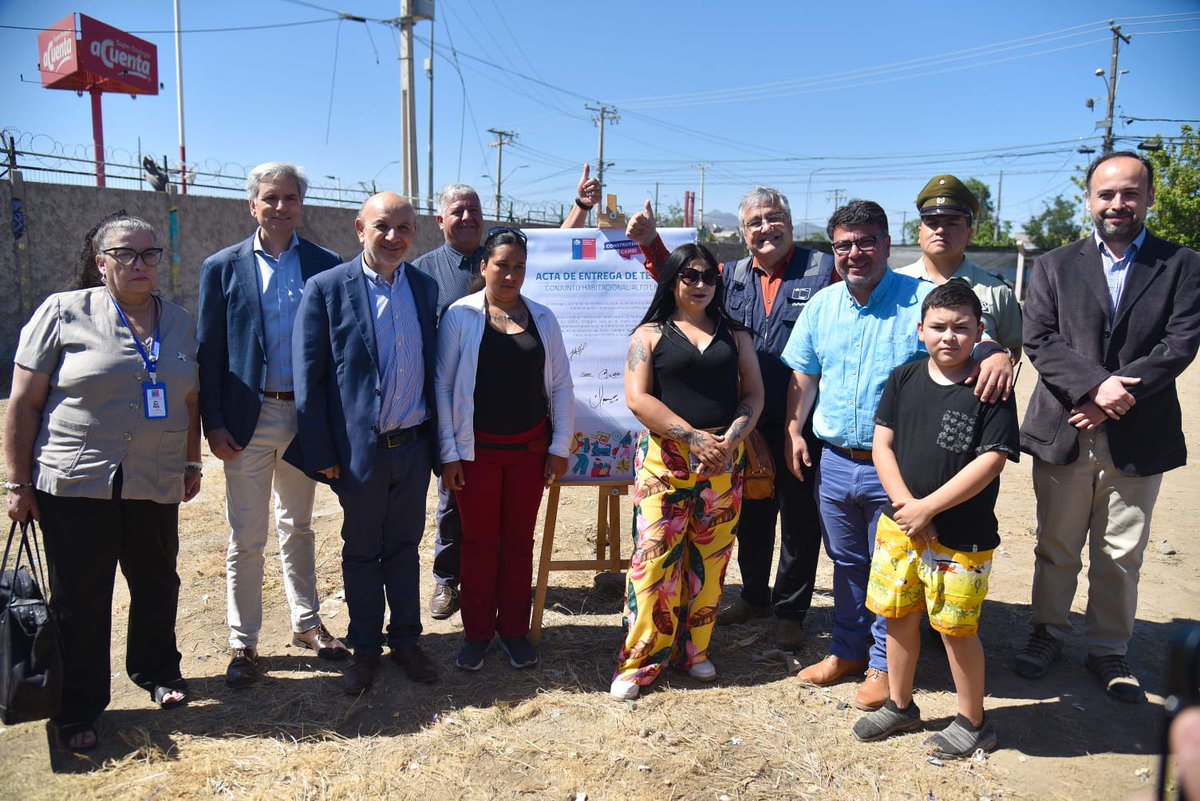carab_ohiggins's tweet photo. Como parte de su compromiso con la comunidad, @Carab_Ohiggins del #PlanCuadrante de la Subcomisaría Diego Portales participó en la ceremonia de entrega de terrenos y  primera piedra de construcción del conjunto habitacional Altos de Lircay. 
#LaPrevenciónEsNuestraEsencia https://t.co/rlRj3Gy1hJ