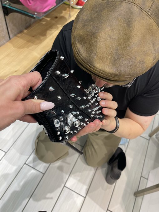 This little piggy lives for these moments.   Perhaps I&rsquo;ll let you take me shoe shopping sometime &amp; publicly<a href="/tag/findom"class="tags"><span>#findom</span></a>