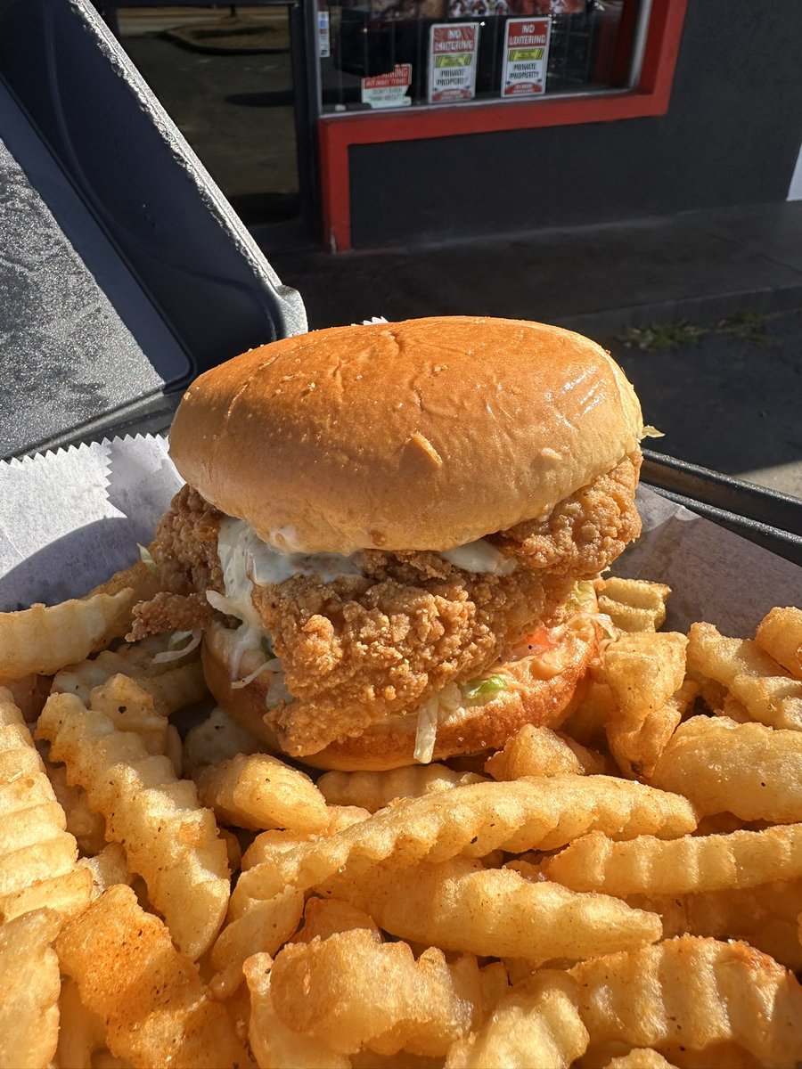 Lit Ass Wings tweet media