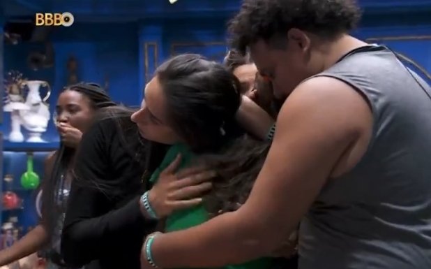 johnchermond's tweet photo. A galera consolando ela como se ela tivesse feito  o maior esforço do mundo pra apertar o botão sendo q ela tava falando do dummy e simplesmente levantou e apertou kk bizarro #bbb24 https://t.co/xp4S7HCNLN