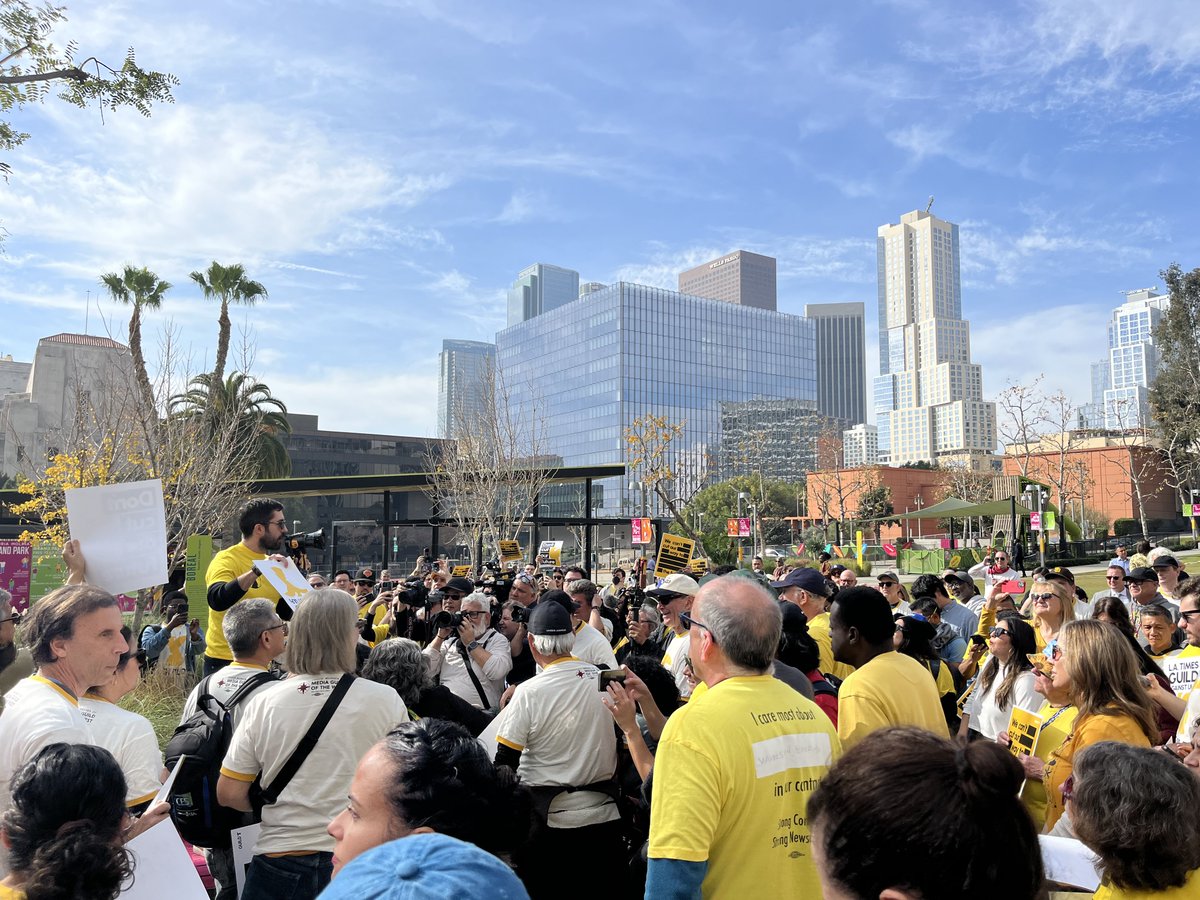 Sammy_Roth's tweet photo. @latimes @latguild Solidarity with @latguild!! https://t.co/SmITo90Ct4