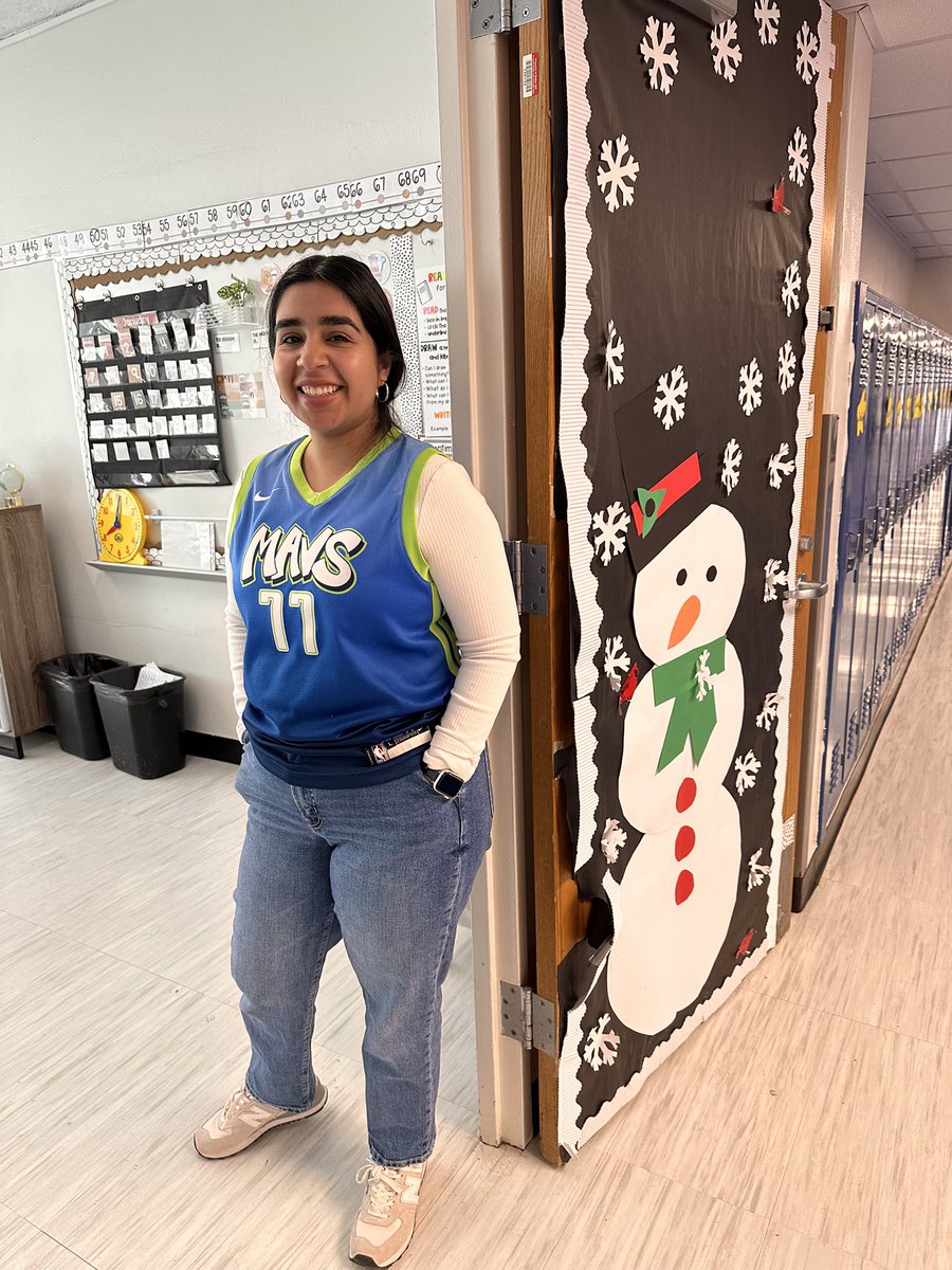 WMAndersonES's tweet photo. Totally 90’s Friday at school today! A great way to end our week with high quality instruction, engagement, and a little fun! #LEVELUP #WeAreFamily #Totally90s https://t.co/7RV6pimMZX