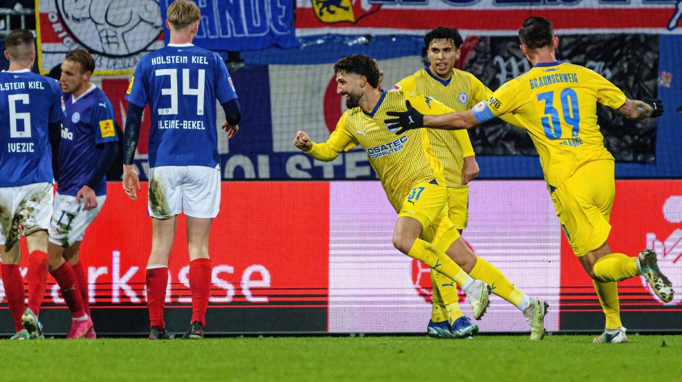 BuLi_Benny's tweet image. Reprise de la 2.Bundesliga
L'avant-dernier Braunschweig va surprendre le champion d'automne Kiel chez lui.
Karlsruhe bat la lanterne rouge Osnabrück
KIEL - BRAUNSCHWEIG 1-2
KARLSRUHE - OSNABRÜCK 2-1
#KSVEBS #KSCOSN