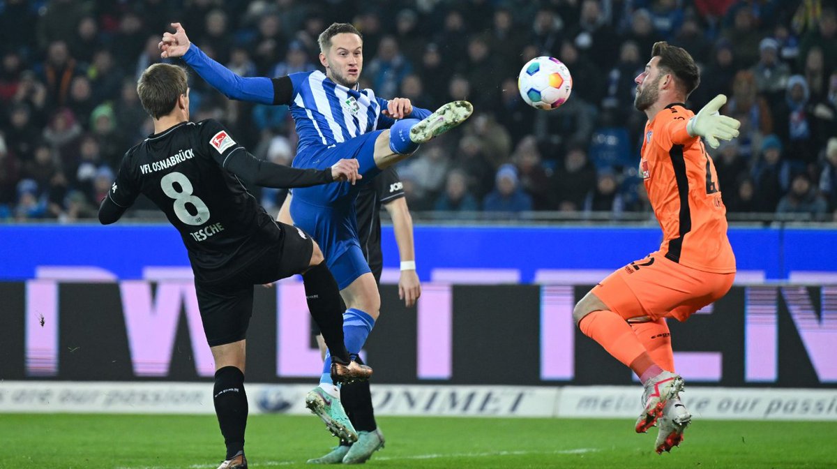 BuLi_Benny's tweet image. Reprise de la 2.Bundesliga
L'avant-dernier Braunschweig va surprendre le champion d'automne Kiel chez lui.
Karlsruhe bat la lanterne rouge Osnabrück
KIEL - BRAUNSCHWEIG 1-2
KARLSRUHE - OSNABRÜCK 2-1
#KSVEBS #KSCOSN