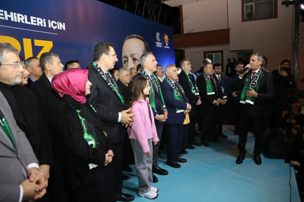 sbYusufAlemdar's tweet photo. Genel Başkanımız, Cumhurbaşkanımız Sayın @RTErdogan’ın telekonferans hitapları ile coşkumuz daha da arttı.
İlk günkü aşkla yorulmak bilmeden çalışacağız.
İnşallah Sakarya'dan Sayın Cumhurbaşkanımız'a en yüksek oyu hediye edeceğiz.

#HazırızKararlıyız #BirlikteDahaGüçlüSakarya https://t.co/w9FJDyysDM