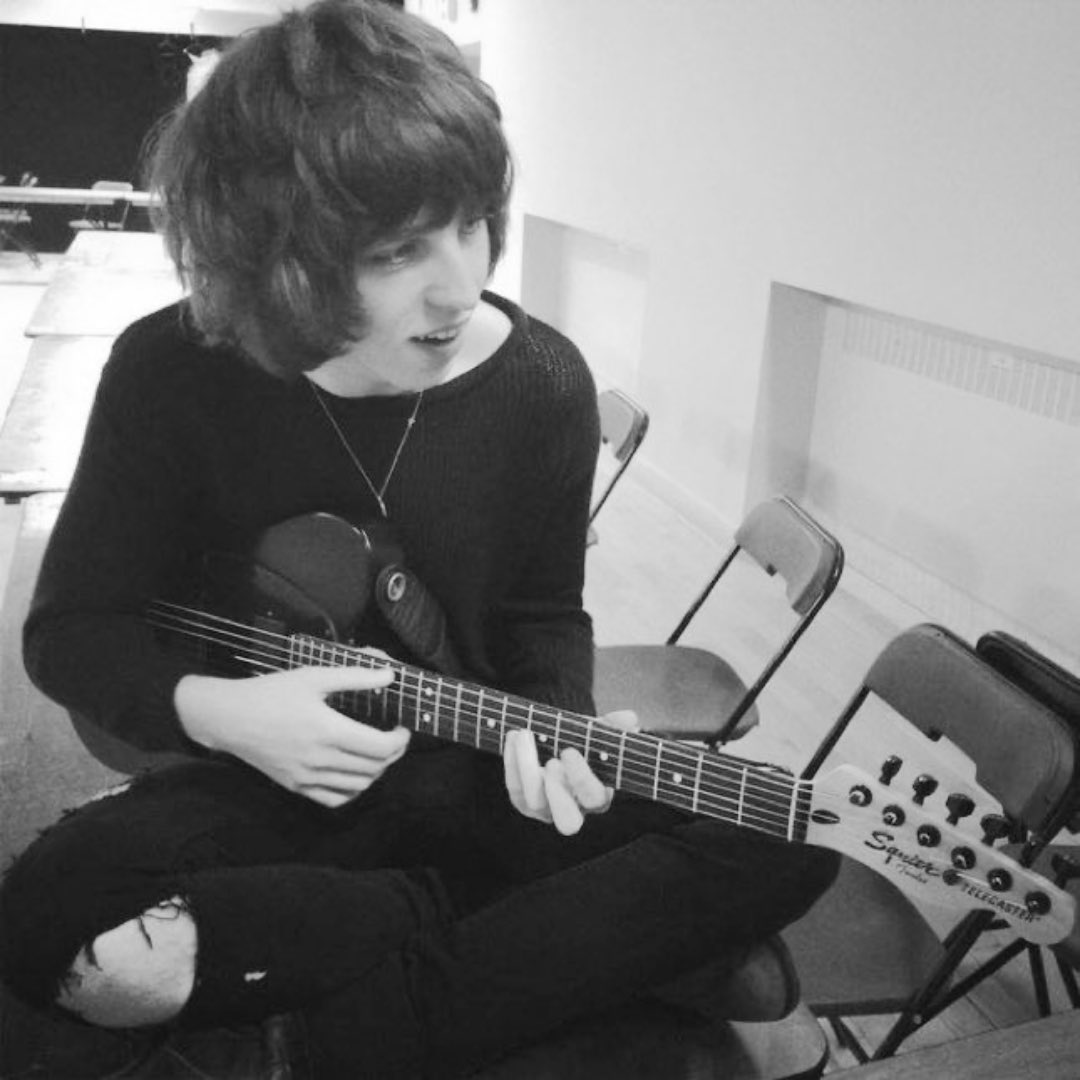 0V3RLAP's tweet photo. van mccann is living proof that hairstyles have a massive impact on how you look because how is this the same person https://t.co/8LZHUmM9J8