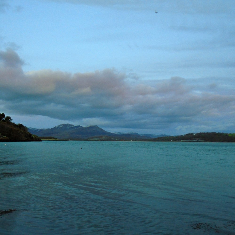 DeanAuthor's tweet photo. Good #Moelwyns Friday evening
...been down the beach today

clouds catching some sunset colour over a particularly green sea in the harbour

[pic 5 p.m] ⛅

+more about this #weather &amp; #landscape #photography project from Eryri, Cymru (Snowdonia, Wales): https://t.co/U60JufU97p https://t.co/9O16hbwx8t
