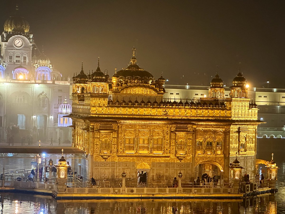 SGPCAmritsar's tweet photo. ਅੱਜ ਮੌਸਮ ਸਾਫ਼ ਹੈ, ਇਸ ਸਮੇਂ ਲਗਭਗ 6 ਡਿਗਰੀ ਸੈਲਸੀਅਸ ਤਾਪਮਾਨ ਹੈ, ਜੋ ਤੜਕੇ 4 ਤੋਂ 5 ਵਜੇ ਦੇ ਵਿਚਕਾਰ 4 ਡਿਗਰੀ ਸੈਲਸੀਅਸ ਤੱਕ ਡਿੱਗਣ ਦੀ ਸੰਭਾਵਨਾ ਹੈ। ਬਹੁਤ ਸ਼ਾਂਤਮਈ ਮਾਹੌਲ ਹੈ, ਸ੍ਰੀ ਦਰਬਾਰ ਸਾਹਿਬ ਦੇ ਆਲੇ-ਦੁਆਲੇ ਹਵਾ ਦੀ ਗੁਣਵੱਤਾ ਦਾ ਸੂਚਕਾਂਕ ਲਗਭਗ 120 ਹੈ ਜੋ ਮੱਧਮ ਸਥਿਤੀ ਹੈ। https://t.co/Le16leyM2c