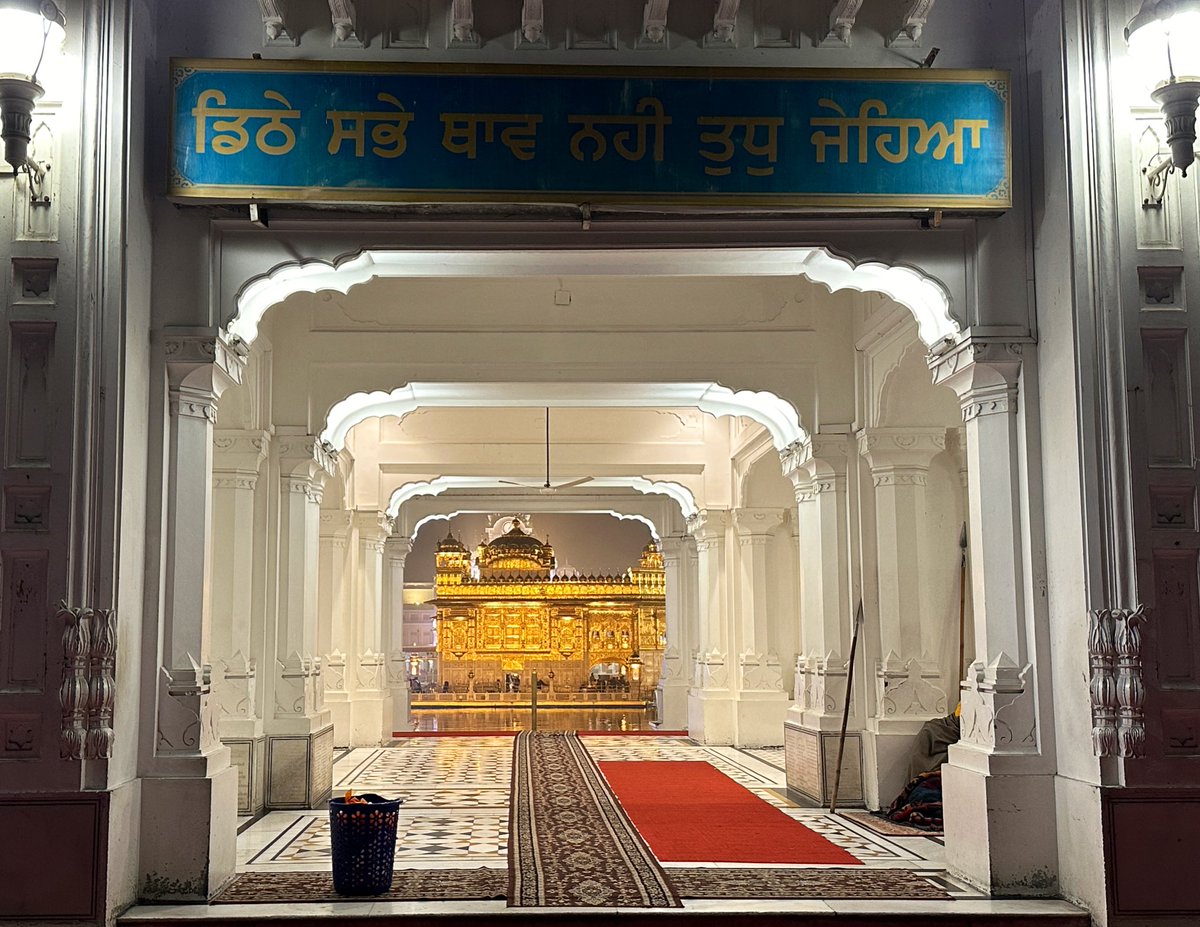 SGPCAmritsar's tweet photo. ਅੱਜ ਮੌਸਮ ਸਾਫ਼ ਹੈ, ਇਸ ਸਮੇਂ ਲਗਭਗ 6 ਡਿਗਰੀ ਸੈਲਸੀਅਸ ਤਾਪਮਾਨ ਹੈ, ਜੋ ਤੜਕੇ 4 ਤੋਂ 5 ਵਜੇ ਦੇ ਵਿਚਕਾਰ 4 ਡਿਗਰੀ ਸੈਲਸੀਅਸ ਤੱਕ ਡਿੱਗਣ ਦੀ ਸੰਭਾਵਨਾ ਹੈ। ਬਹੁਤ ਸ਼ਾਂਤਮਈ ਮਾਹੌਲ ਹੈ, ਸ੍ਰੀ ਦਰਬਾਰ ਸਾਹਿਬ ਦੇ ਆਲੇ-ਦੁਆਲੇ ਹਵਾ ਦੀ ਗੁਣਵੱਤਾ ਦਾ ਸੂਚਕਾਂਕ ਲਗਭਗ 120 ਹੈ ਜੋ ਮੱਧਮ ਸਥਿਤੀ ਹੈ। https://t.co/Le16leyM2c