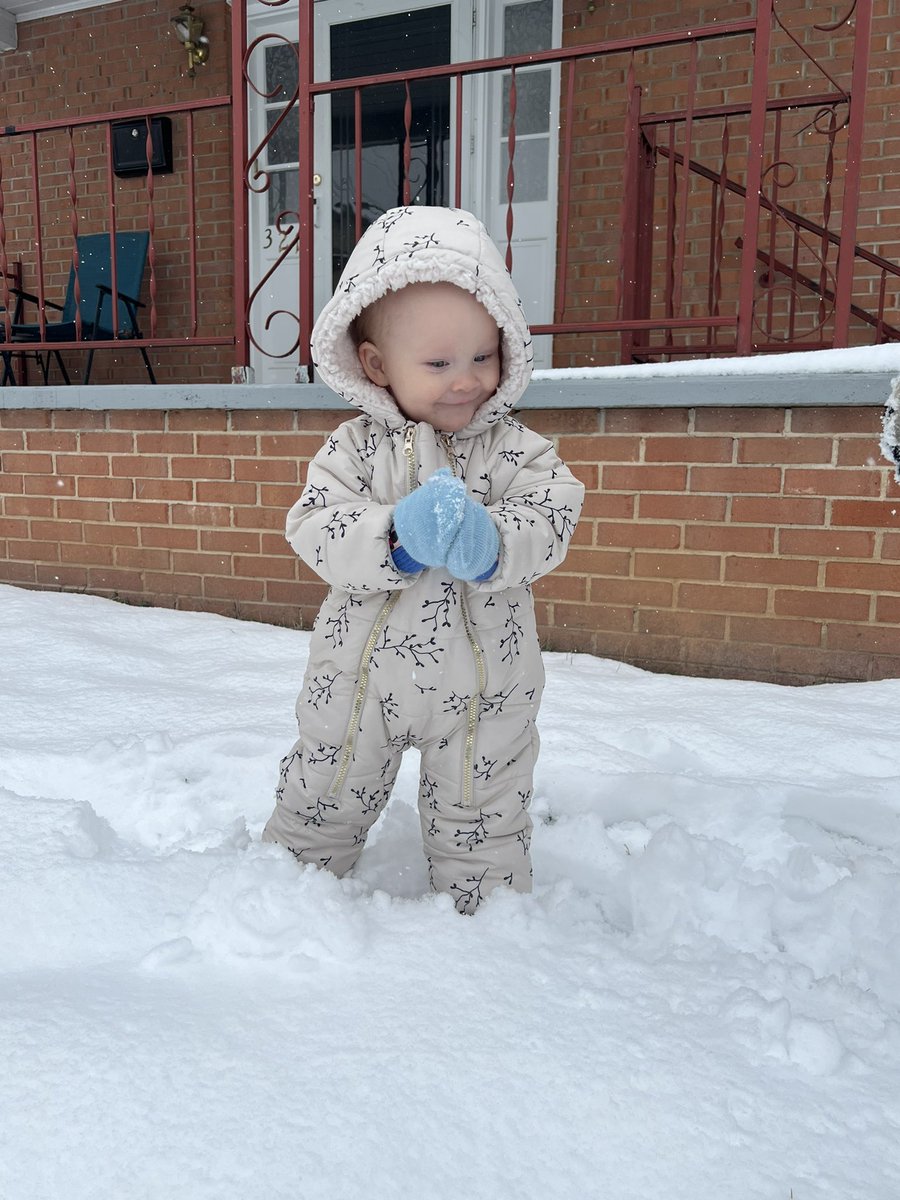 yCyte2's tweet image. her first snow day. 🥰
