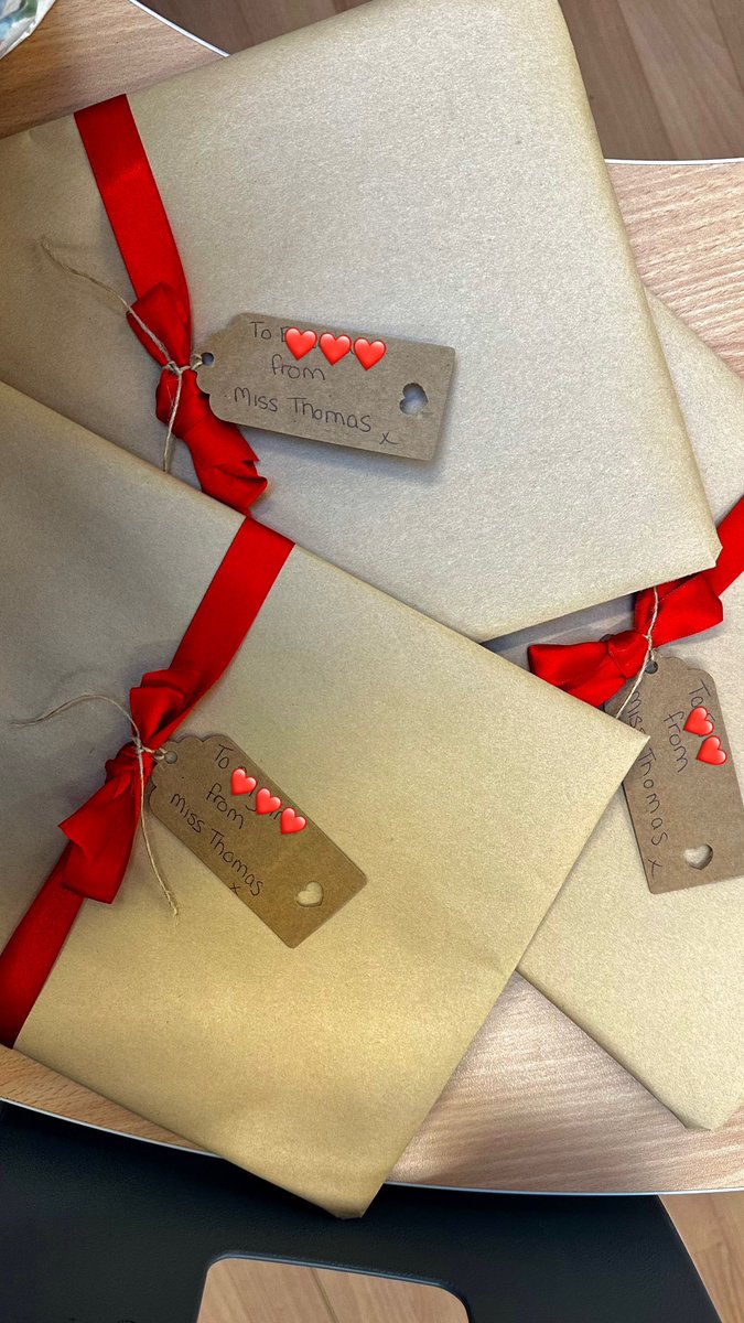 Miss Thomas tweet media