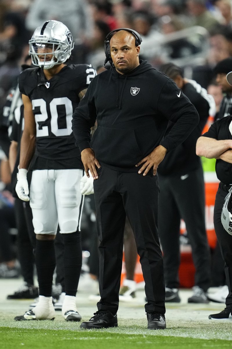 Raiders are "working to finalize" a deal to keep Antonio Pierce as their HC, per <a href="/AdamSchefter/">Adam Schefter</a>