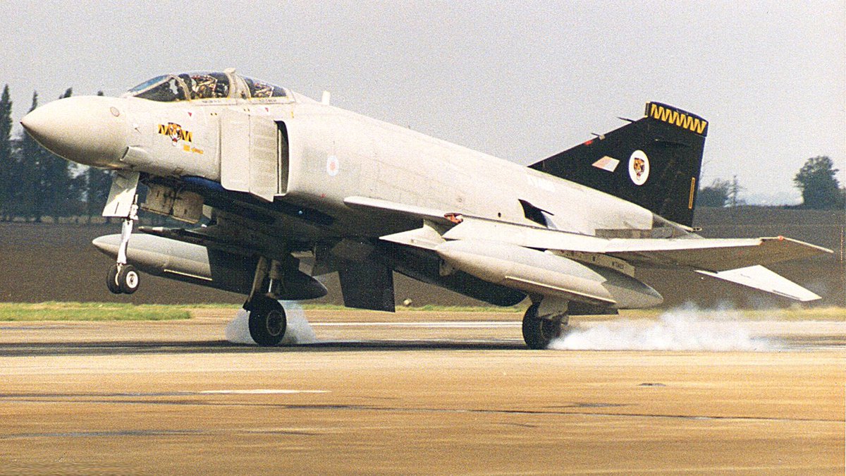 @johnbilcliffe Smokin' – Phantom FGR2 XV499 at Wattisham, Oct 1992. Worth a repost, John?