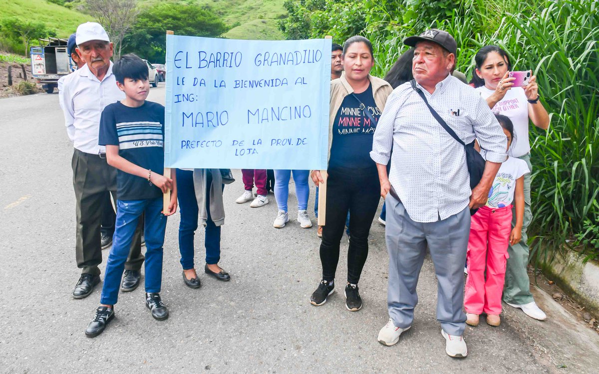 prefecturaloja's tweet photo. 📌#Espíndola
El prefecto @mariomancino participó en la reunión de moradores y autoridades de las parroquias #ElAiro y #27DeAbril que solicitan el asfaltado de la vía [#YDelCastillo-#ElAiro y acceso a #Granadillo]
✅El prefecto anunció que se iniciará con los estudios topográficos https://t.co/zZZf6y9EMB