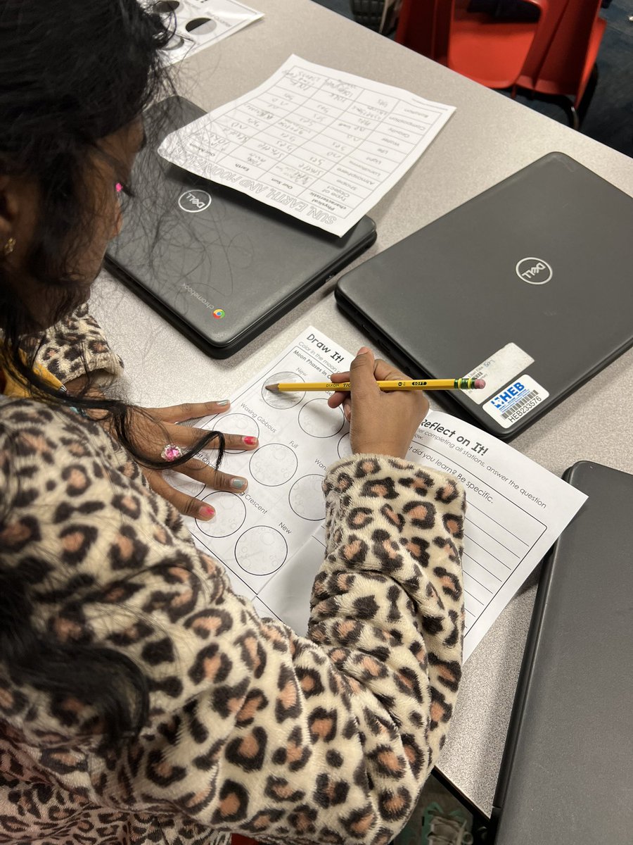 susansamson's tweet photo. Space stations today in 5th grade science. Moon phases, day/night cycle, and our Sun, Earth, and Moon system. #hebwle #wildcatslearning https://t.co/VOeb6aFSvb