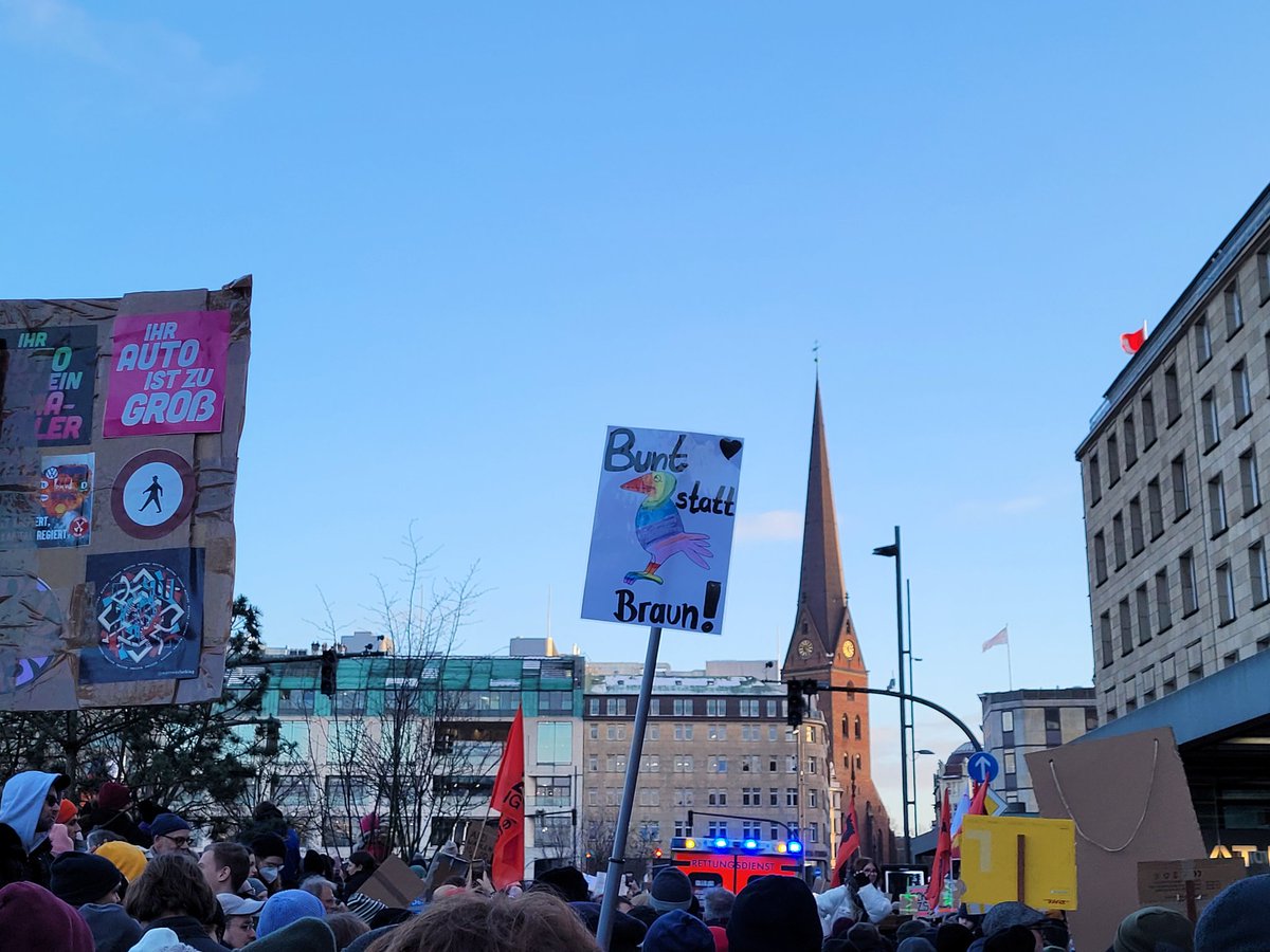 Was für ein bewegendes Erlebnis! Nie wieder ist JETZT! Hamburg ist und bleibt BUNT ... und ich weiß wieder, warum ich so gerne hier lebe!
#NieWiederIstJetzt
#HamburgStehtAuf