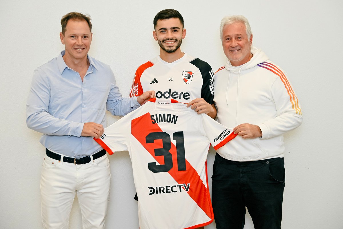 Día de renovaciones ⚪️🔴⚪️

Esequiel Barco y Santiago Simón extendieron su contrato con River hasta diciembre de 2026. Ambos jugadores firmaron la renovación acompañados por el Presidente <a href="/JorgeBrito/">Jorge Brito</a>  y por el Vicepresidente <a href="/MatiasPatanian/">Matias Patanian</a> ✍️
