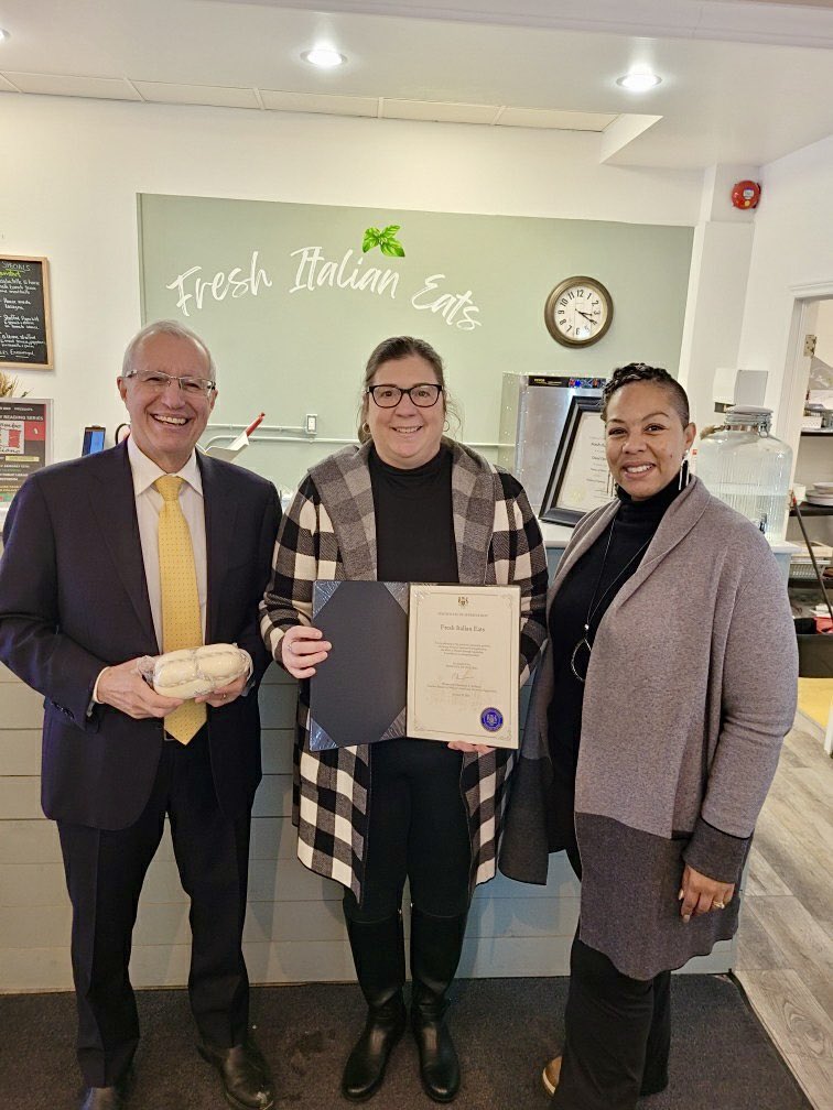 Highlighting another fantastic local business here in #NorthBay!   Dina Vendetti’s Fresh Italian Eats opened over the summer, and is drawing lots of customers in with her delicious Italian food. 🇮🇹