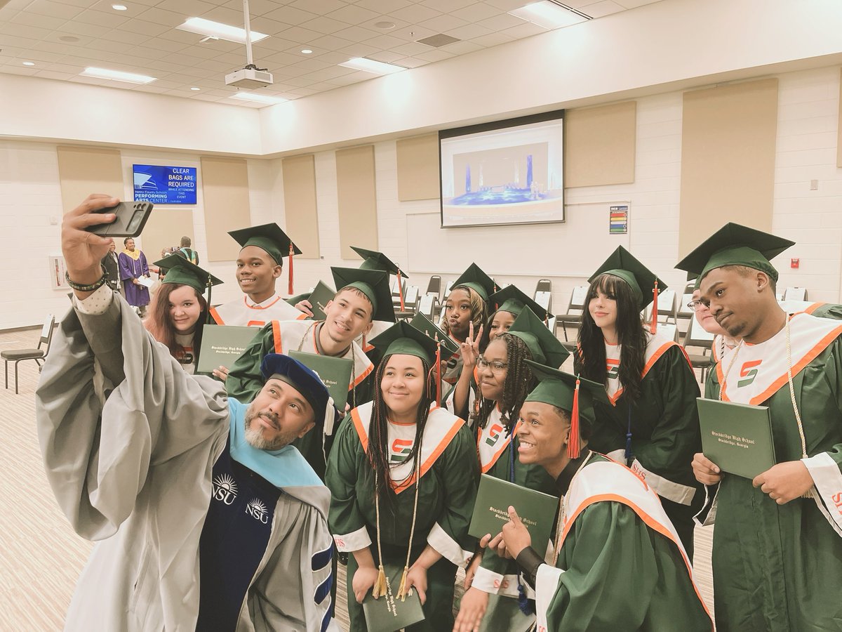 TheMTSSLady's tweet photo. Best part of the job is to see the fruits of your labor! #GradCoach #WinterGraduation
#RealationshipsMatter https://t.co/I45tzQrylr