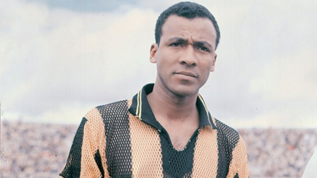 VSportsTM's tweet photo. Ecuador 🇪🇨 tendrá una moneda 🪙 en homenaje a Alberto Spencer, goleador histórico de la Libertadores. Lo confirmó el Banco Central del país. Excusa ideal para recordar a deportistas a los que se les rindió tributo de forma similar. Oro puro para coleccionistas. ABRIMOS HILO. 👇 https://t.co/41JwvKRmBw